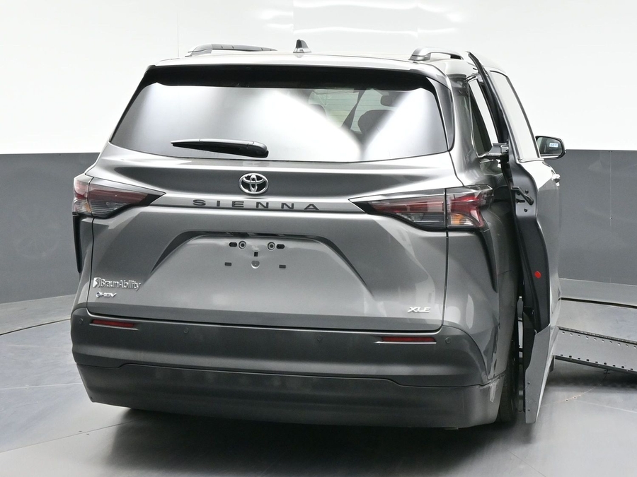 New 2026 Toyota Sienna Hybrid XLE Base - BraunAbility Side Entry In Floor Automatic Ramp