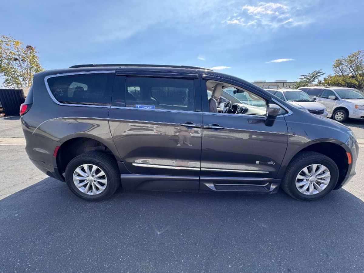 2017 Chrysler Pacifica Touring-L