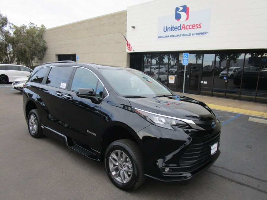 New 2025 Toyota Sienna Hybrid XLE Plus - BraunAbility Side Entry Entry In Floor Automatic Ramp