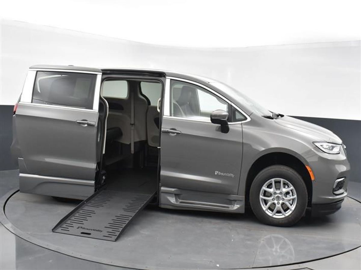 2023 CHRYSLER PACIFICA - Image 1