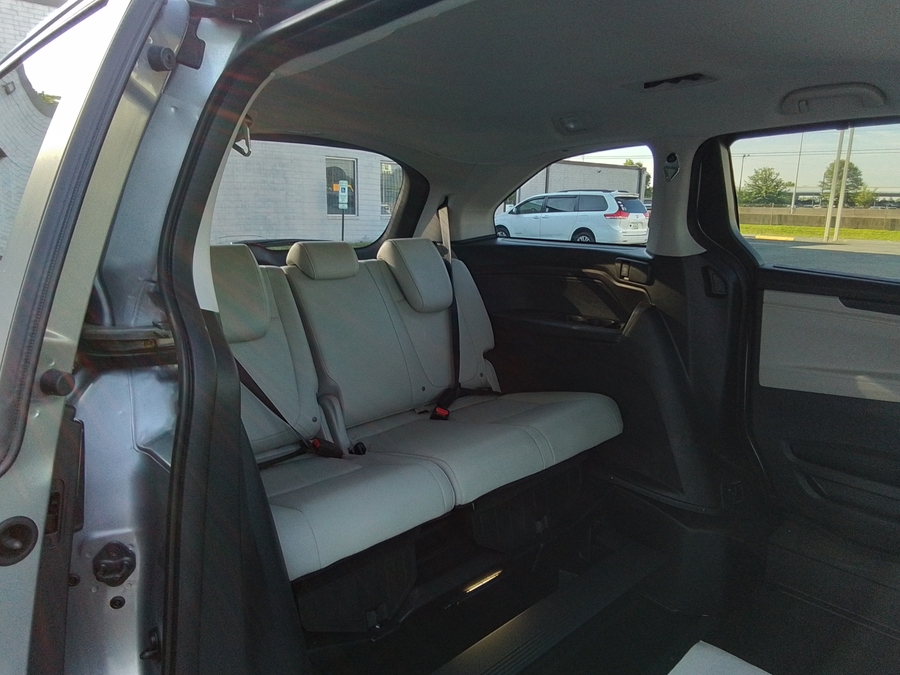 Silver Honda Odyssey image number 42