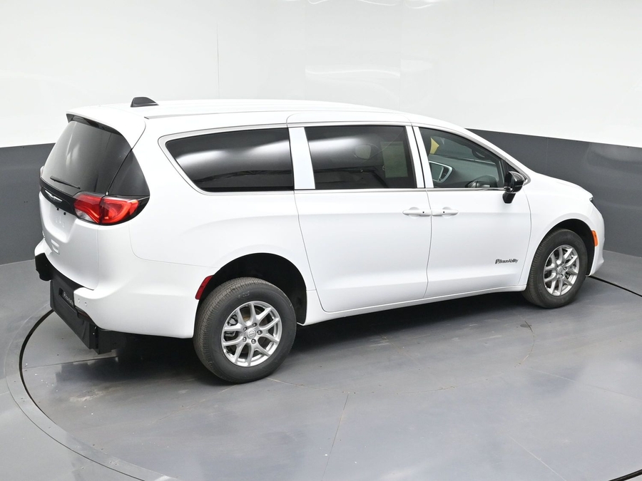 White Chrysler Voyager image number 14