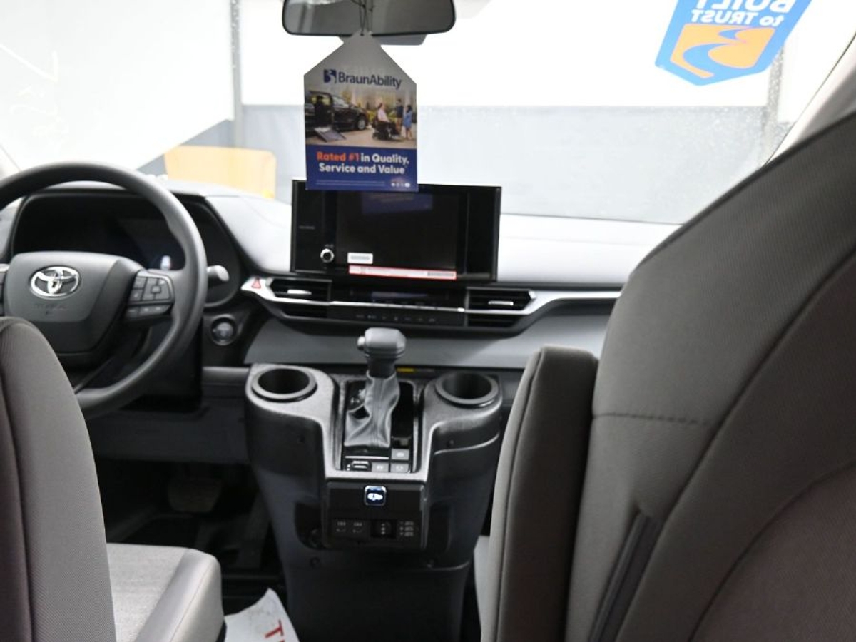 2025 TOYOTA SIENNA - Image 13