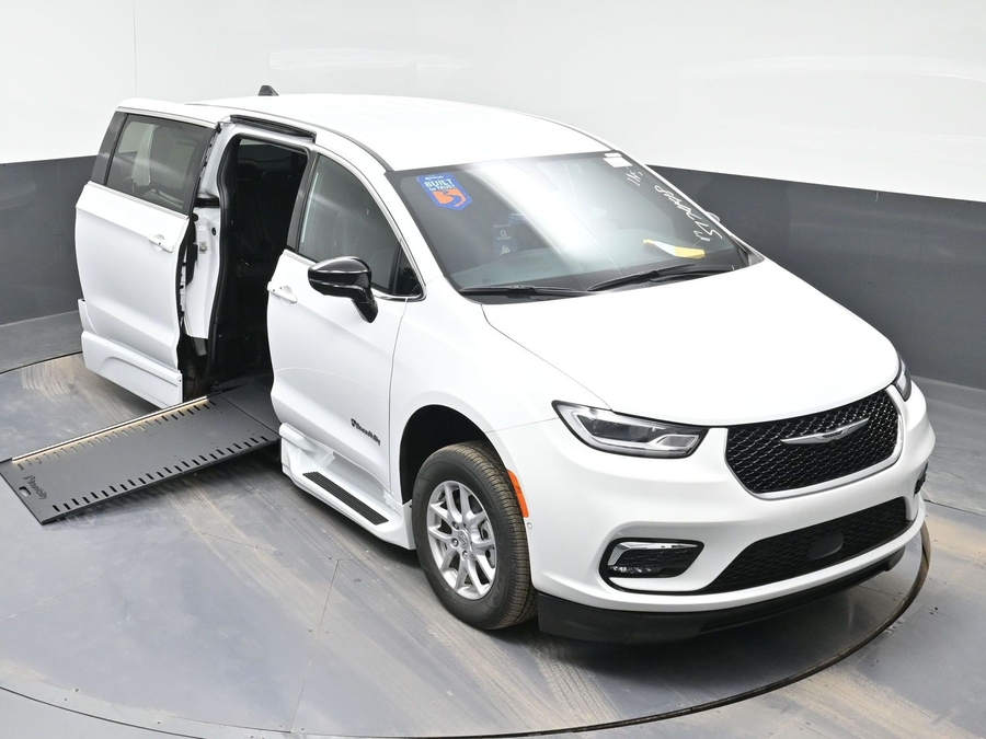 New 2025 Chrysler Pacifica Select Safety - BraunAbility Side Entry Entry In Floor Automatic Ramp