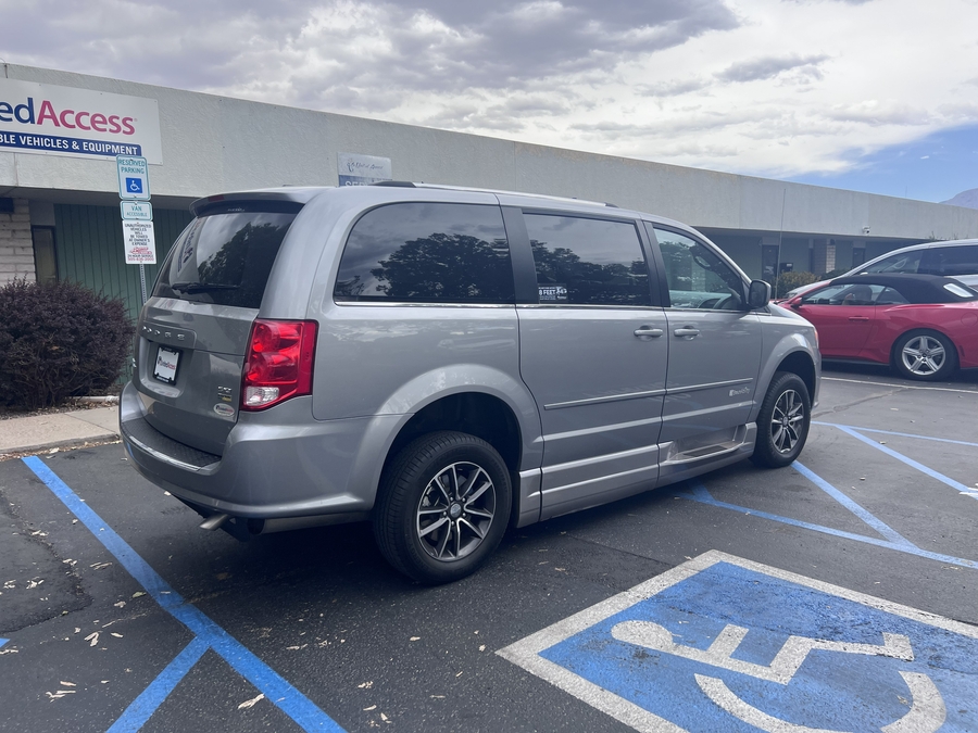 Used 2017 Dodge Grand Caravan SXT - BraunAbility Side Entry Entry Fold Out Automatic Ramp
