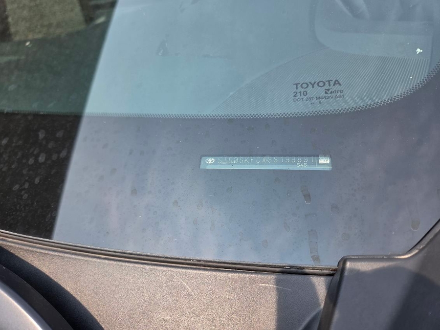 Blue Toyota Sienna image number 8