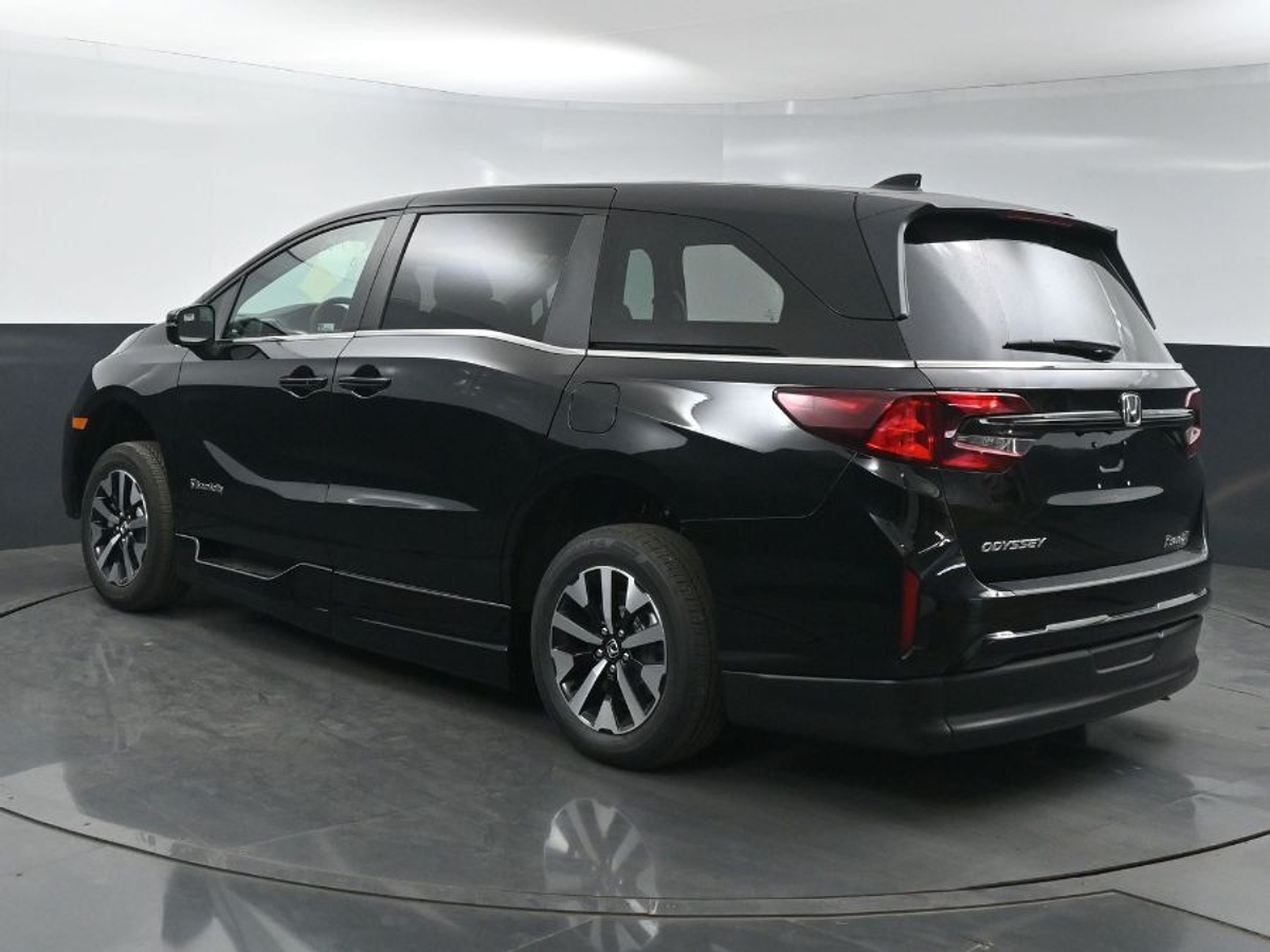 Black Honda Odyssey image number 3