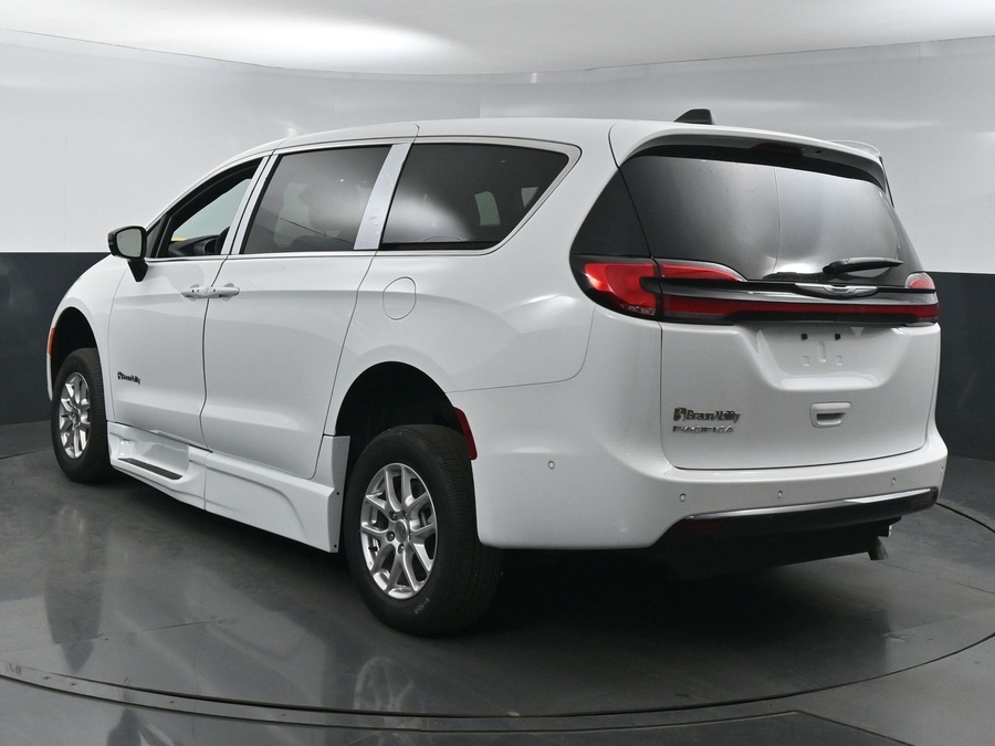 New 2025 Chrysler Pacifica Select Safety - BraunAbility Side Entry Entry In Floor Automatic Ramp