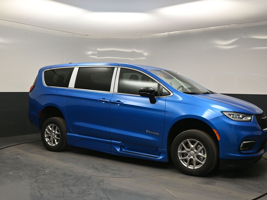 Blue Chrysler Pacifica image number 21