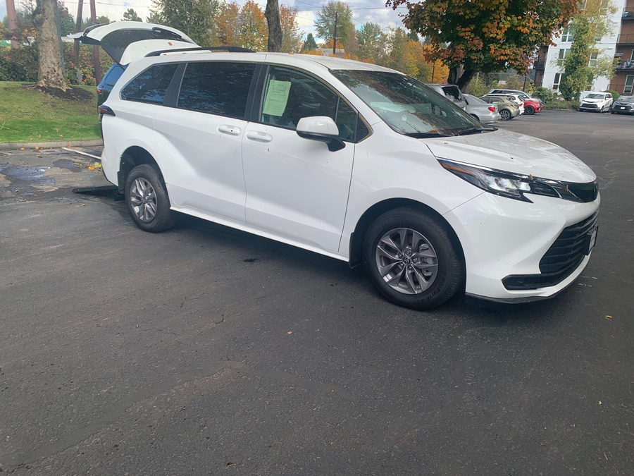Used 2022 Toyota Sienna LE - Rear Entry Entry Fold Out Manual Ramp