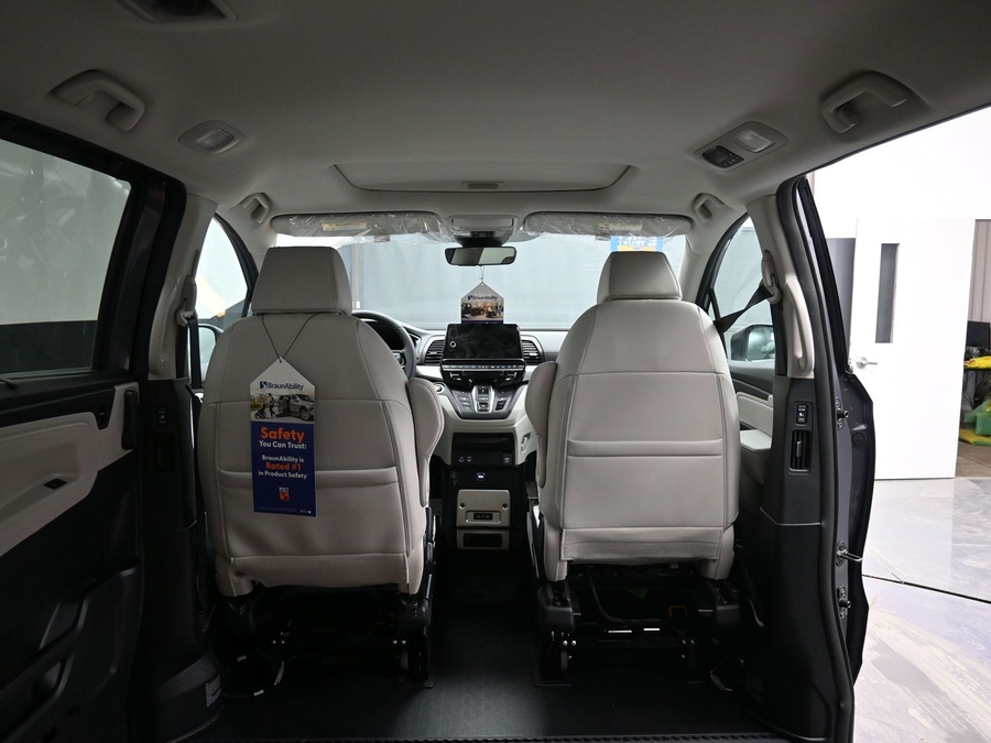 Grey Honda Odyssey image number 14