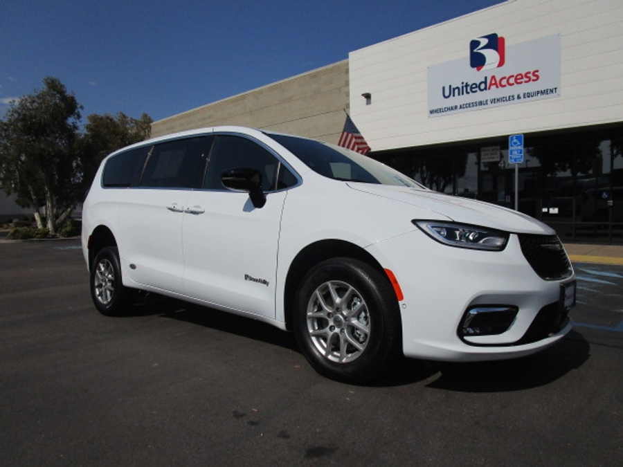 New 2025 Chrysler Pacifica Select Safety - BraunAbility Rear Entry Entry Fold Out Manual Ramp