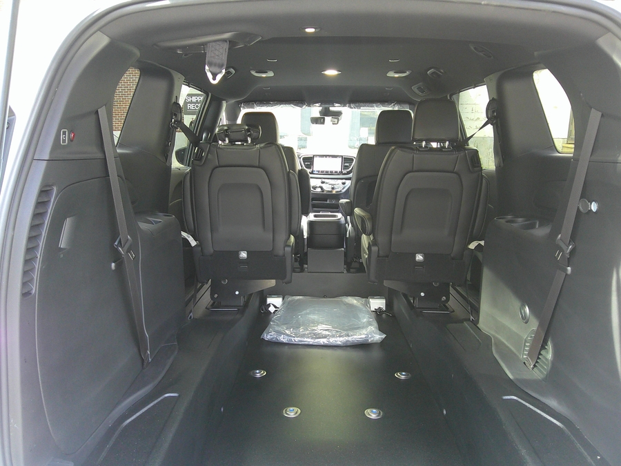 White Chrysler Voyager image number 9