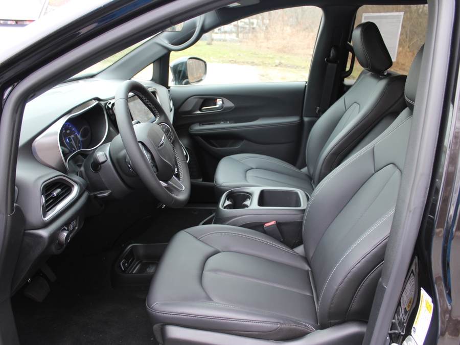 Black Chrysler Voyager image number 13