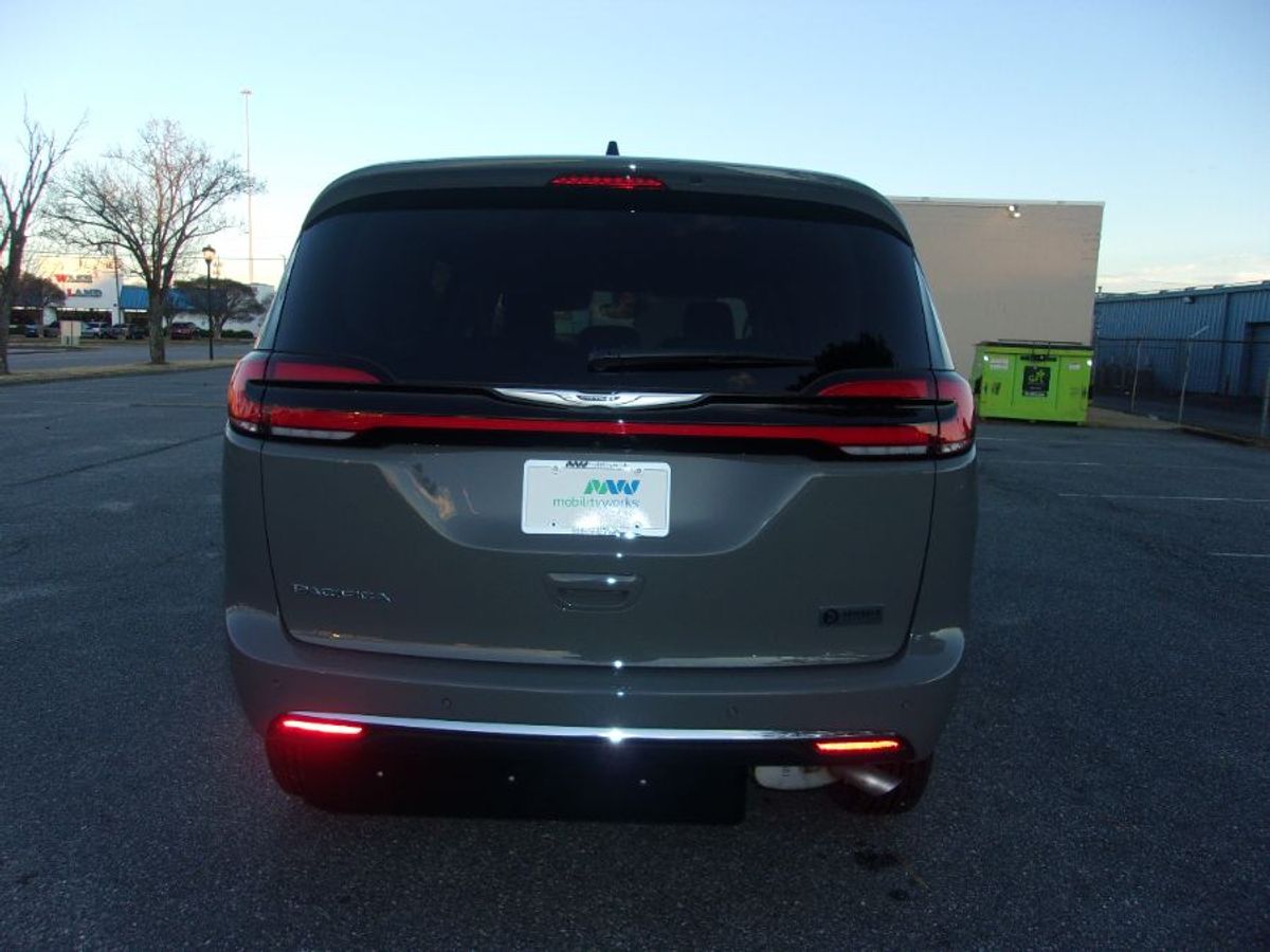 Grey Chrysler Pacifica image number 8
