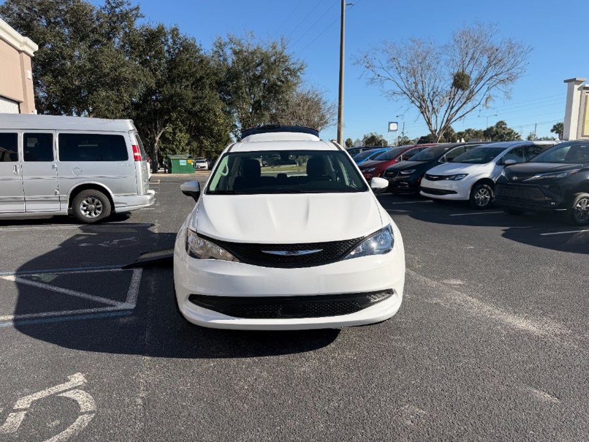 Used 2022 Chrysler Voyager LX's photo