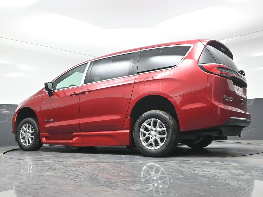 New 2026 Chrysler Pacifica Select Plus - BraunAbility Side Entry In Floor Automatic Ramp