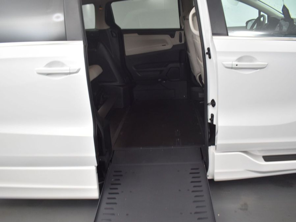 White Honda Odyssey image number 11