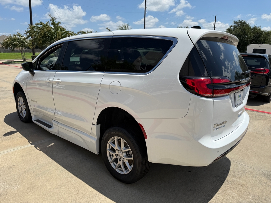 White Chrysler Pacifica image number 4