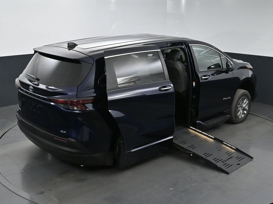 New 2025 Toyota Sienna Hybrid XLE Base - BraunAbility Side Entry Entry Fold Out Automatic Ramp