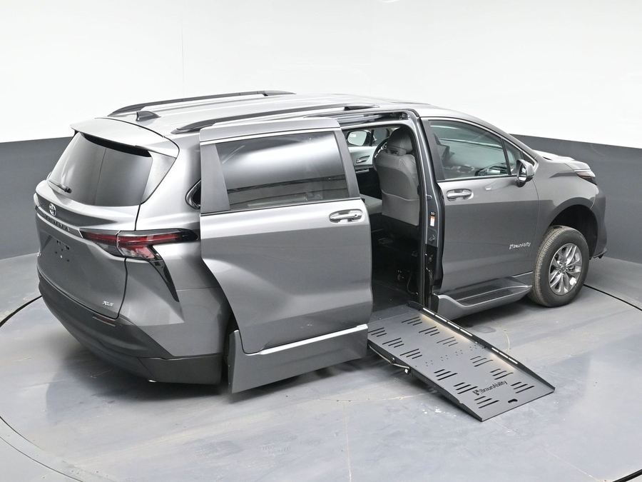New 2026 Toyota Sienna Hybrid XLE Add - BraunAbility Side Entry Fold Out Automatic Ramp