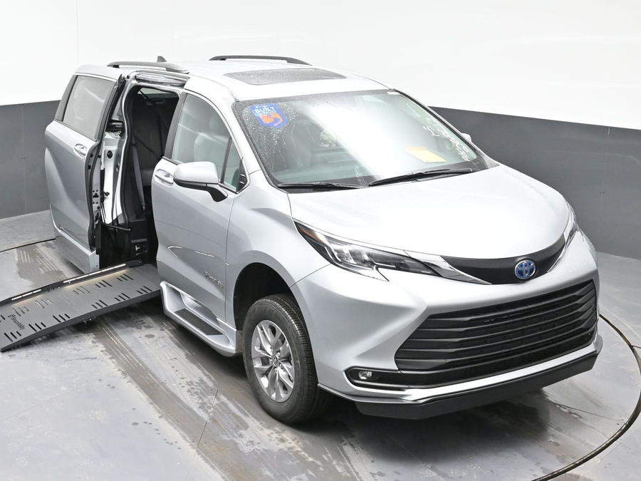 New 2025 Toyota Sienna Hybrid XLE Plus - BraunAbility Side Entry Entry Fold Out Automatic Ramp