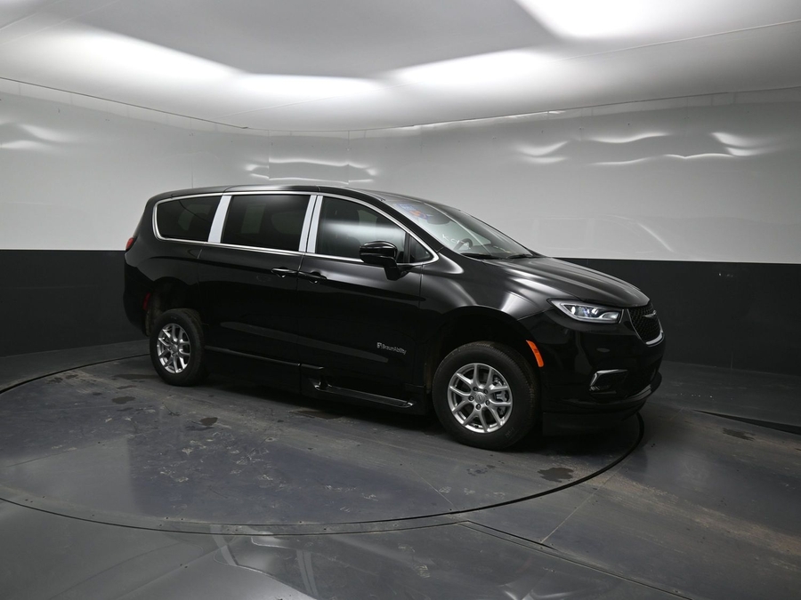 Black Chrysler Pacifica image number 17