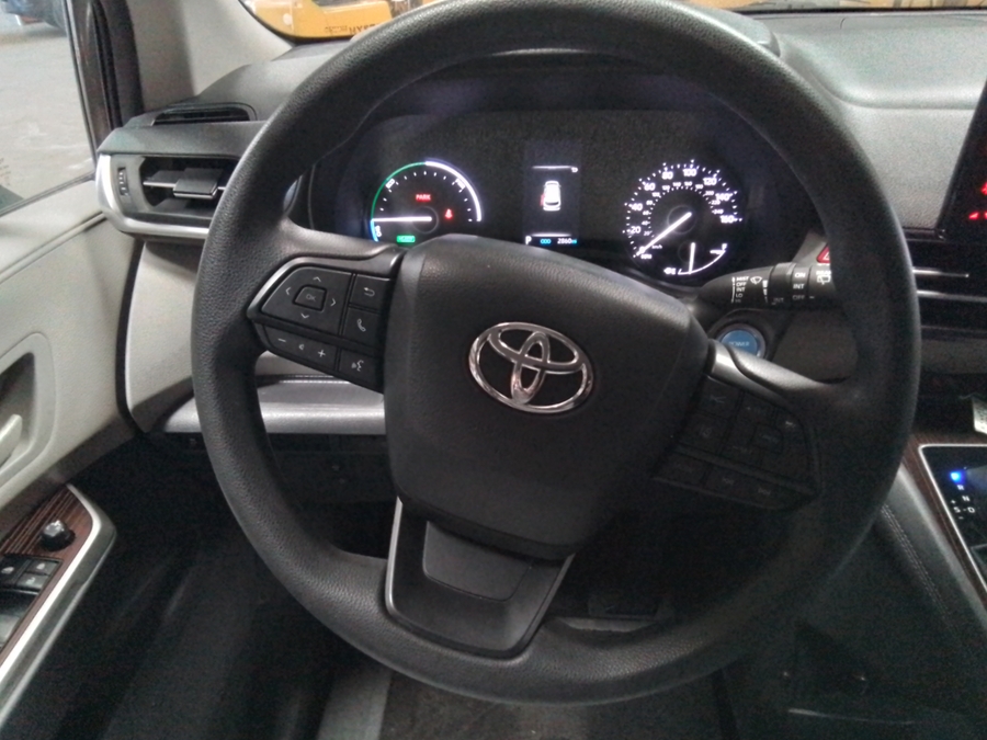 Grey Toyota Sienna image number 9