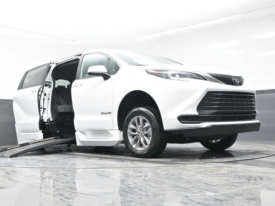 New 2026 Toyota Sienna Hybrid LE - BraunAbility Side Entry Entry Fold Out Automatic Ramp