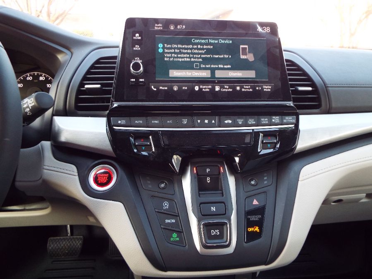 Silver Honda Odyssey image number 14