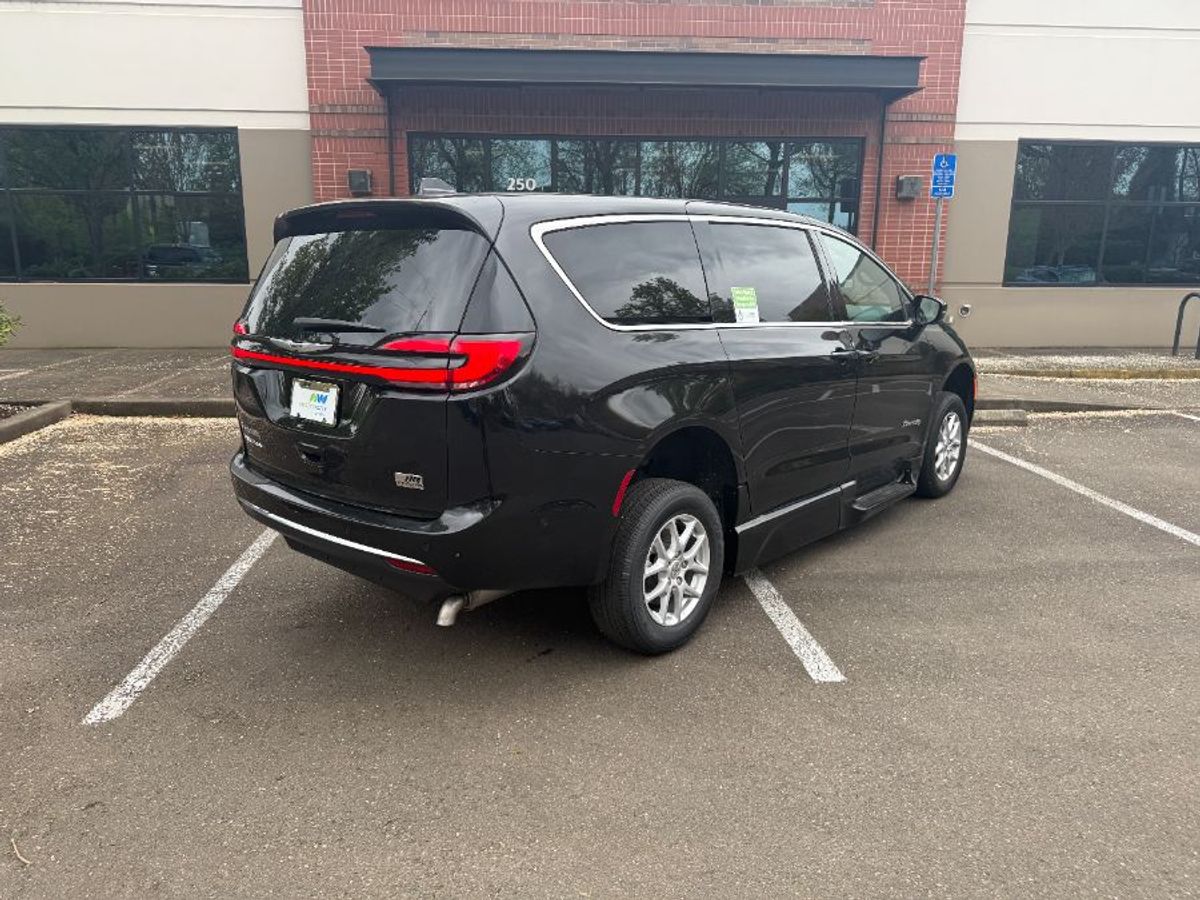 Número de imagen Chrysler Pacifica negro 5