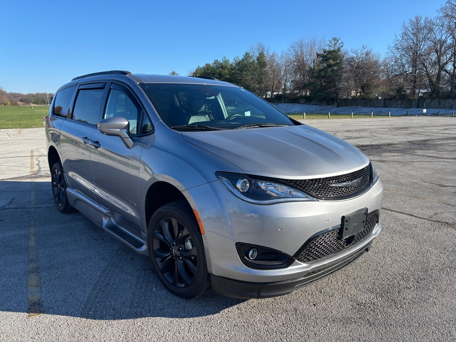 Used 2020 Chrysler Pacifica Touring L - BraunAbility Side Entry Entry In Floor Automatic Ramp
