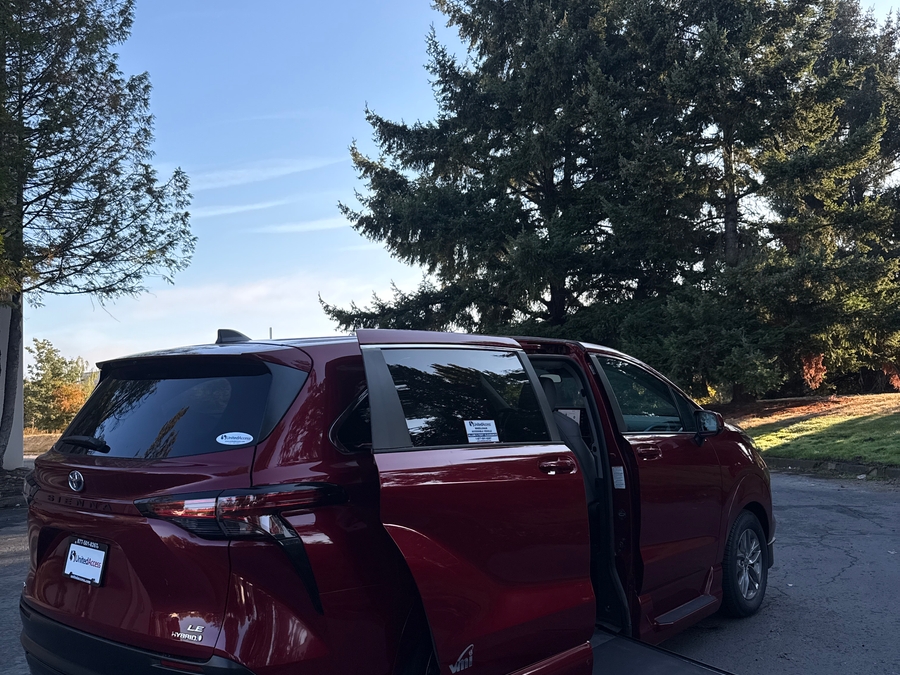 Used 2022 Toyota Sienna Hybrid LE AWD - VMI Side Entry In Floor Automatic Ramp