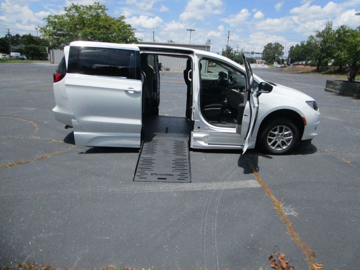 Chrysler Voyager blanca con rampa desplegable automática de entrada lateral