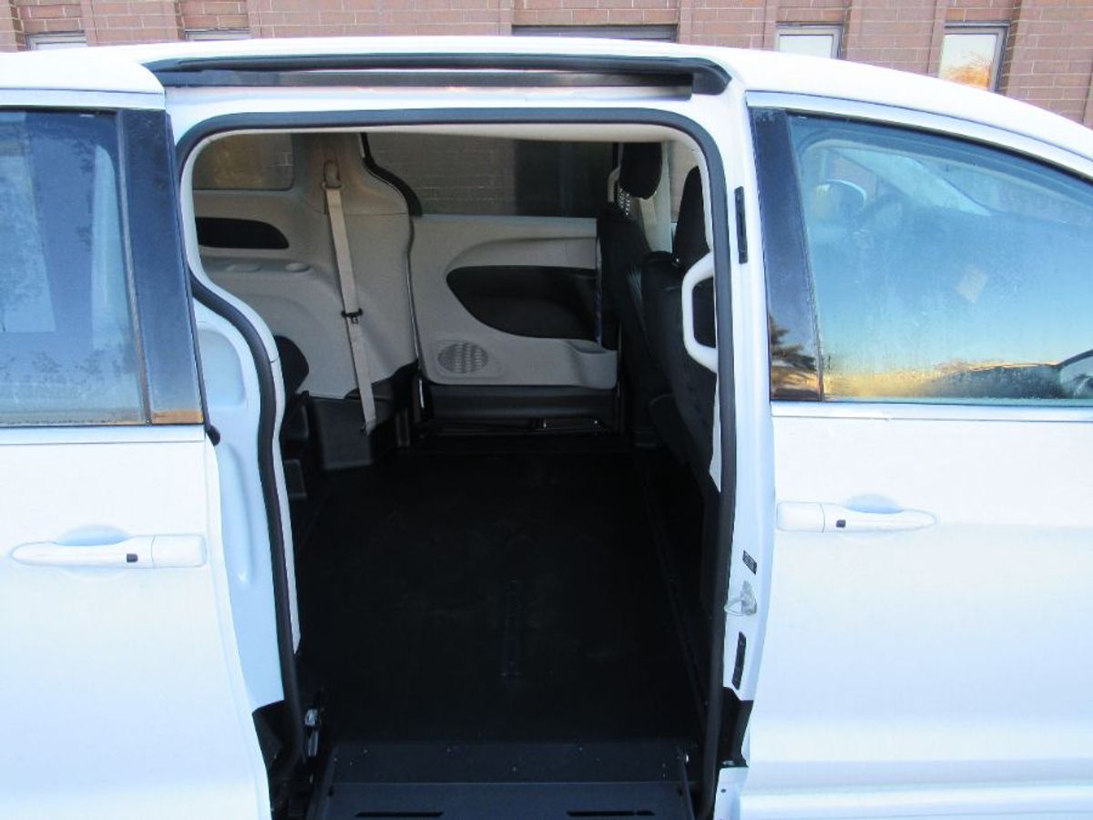 White Chrysler Voyager image number 9