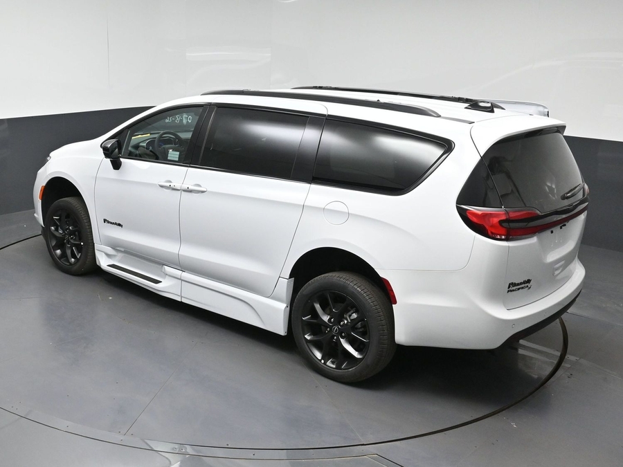 New 2026 Chrysler Pacifica Select Sport - BraunAbility Side Entry Fold Out Automatic Ramp