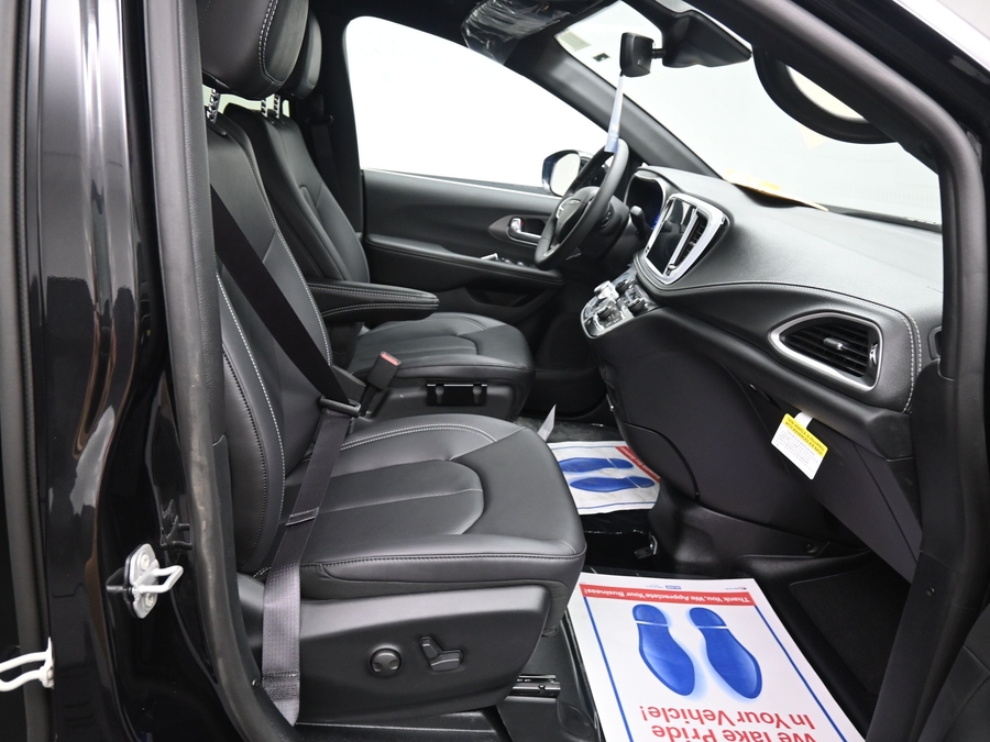 New 2027 Chrysler Pacifica Select Plus - BraunAbility Side Entry Fold Out Automatic Ramp