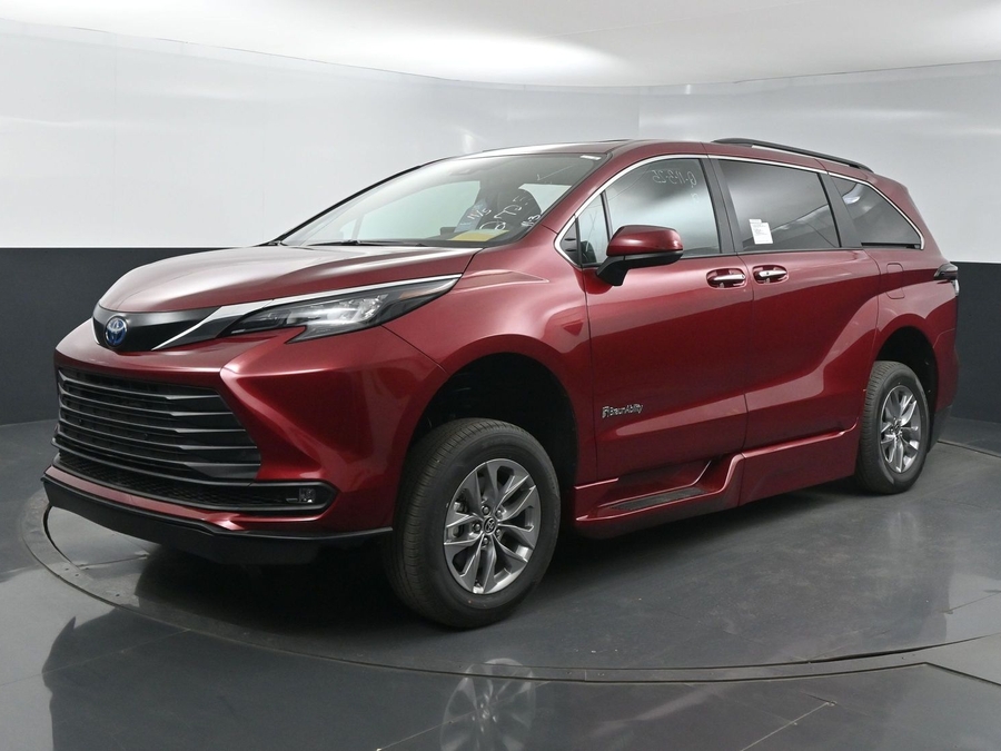 New 2025 Toyota Sienna Hybrid XLE Plus - BraunAbility Side Entry Entry In Floor Automatic Ramp