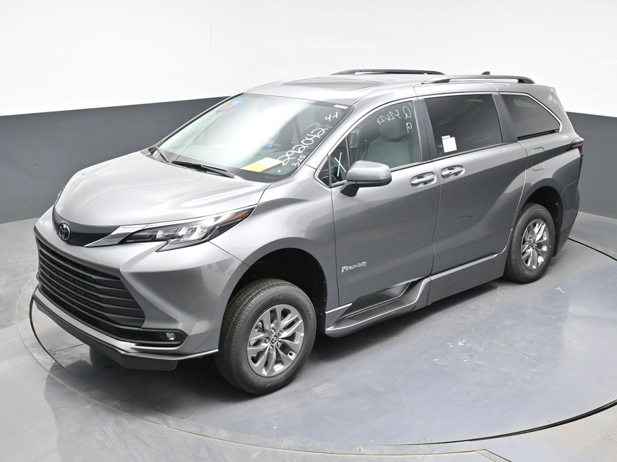 Grey Toyota Sienna image number 9