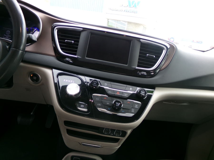 White Chrysler Voyager image number 13