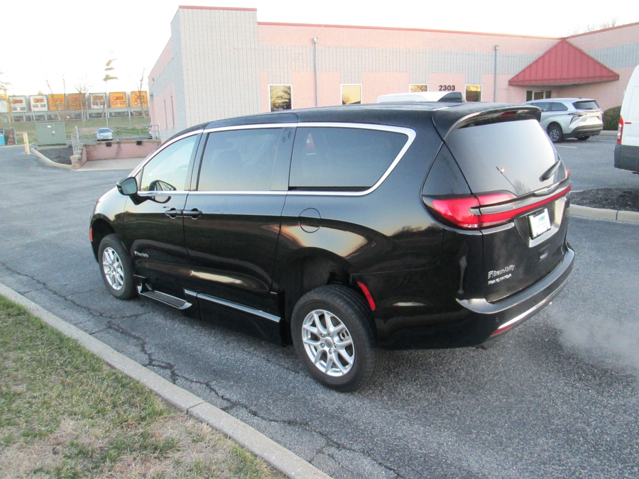 Black Chrysler Pacifica image number 5