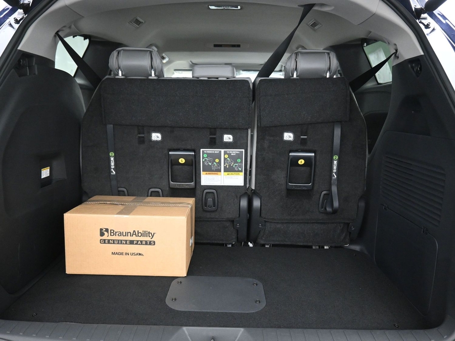 New 2026 Toyota Sienna Hybrid XLE Base - BraunAbility Side Entry Fold Out Automatic Ramp