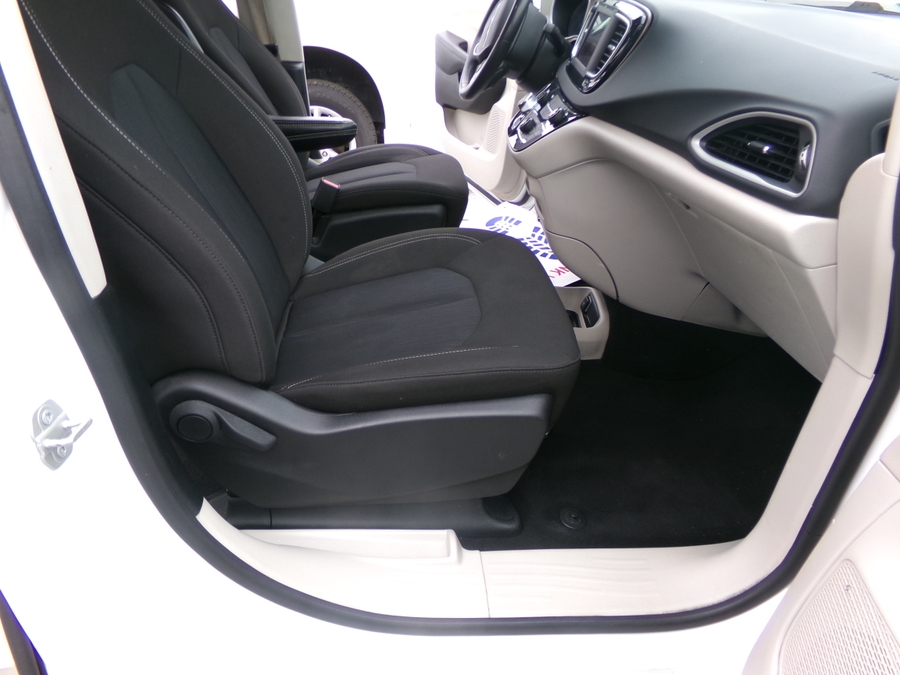 White Chrysler Voyager image number 10