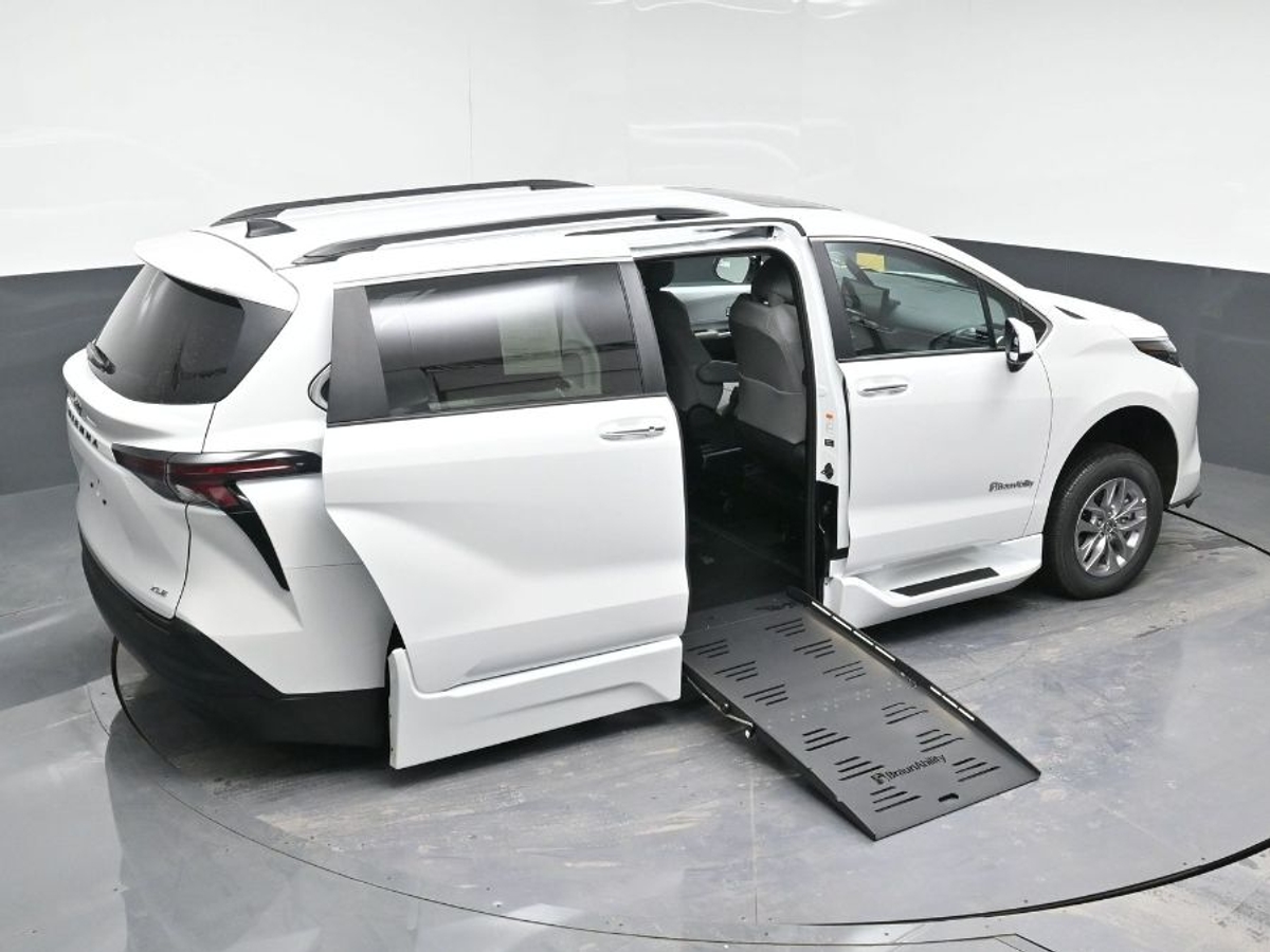 2025 TOYOTA SIENNA - Image 25