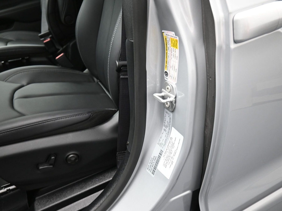 Silver Chrysler Pacifica image number 13