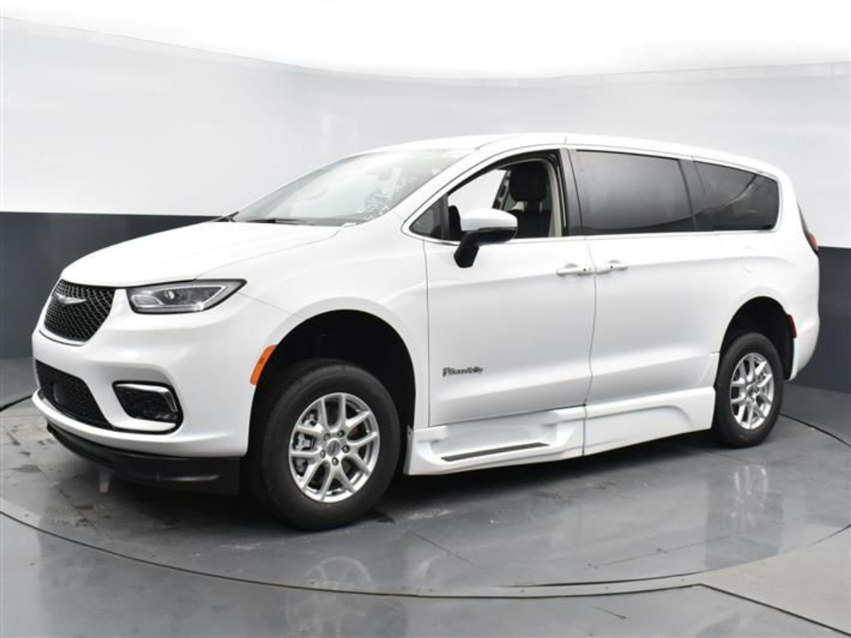 White Chrysler Pacifica image number 2