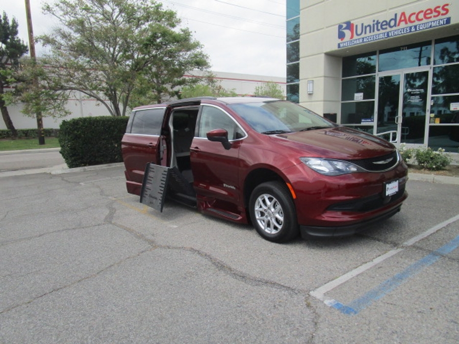 Used 2021 Chrysler Voyager LXi - BraunAbility Side Entry Entry Fold Out Automatic Ramp