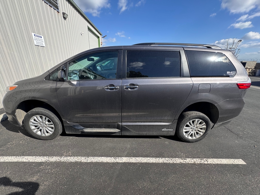 2017 TOYOTA SIENNA - Image 3