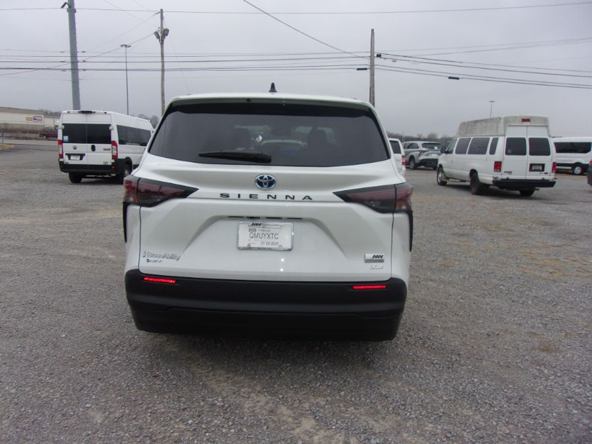 2025 TOYOTA SIENNA - Image 8