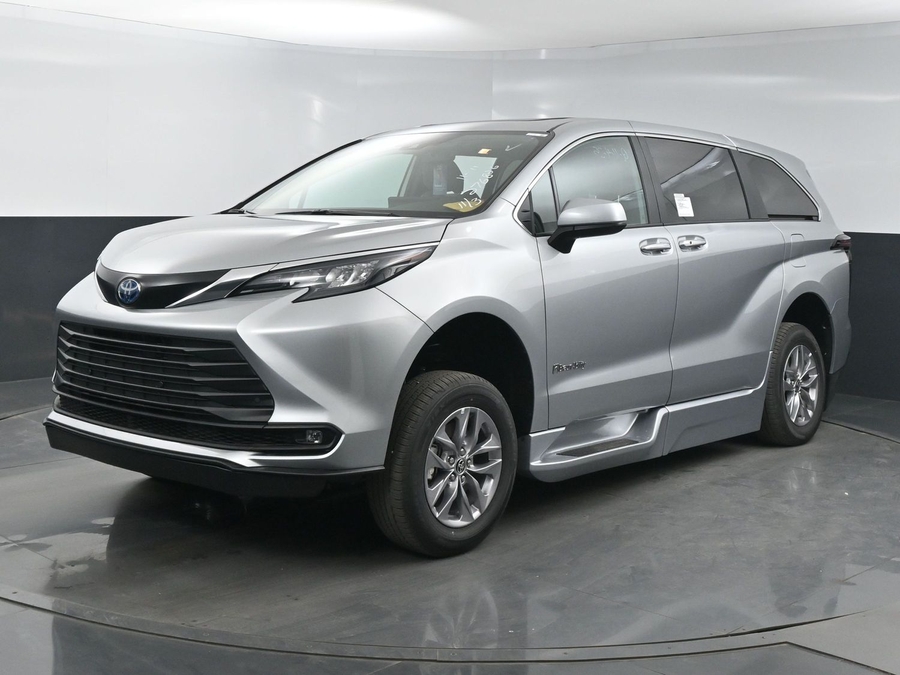 New 2025 Toyota Sienna Hybrid XLE Base - BraunAbility Side Entry Entry In Floor Automatic Ramp